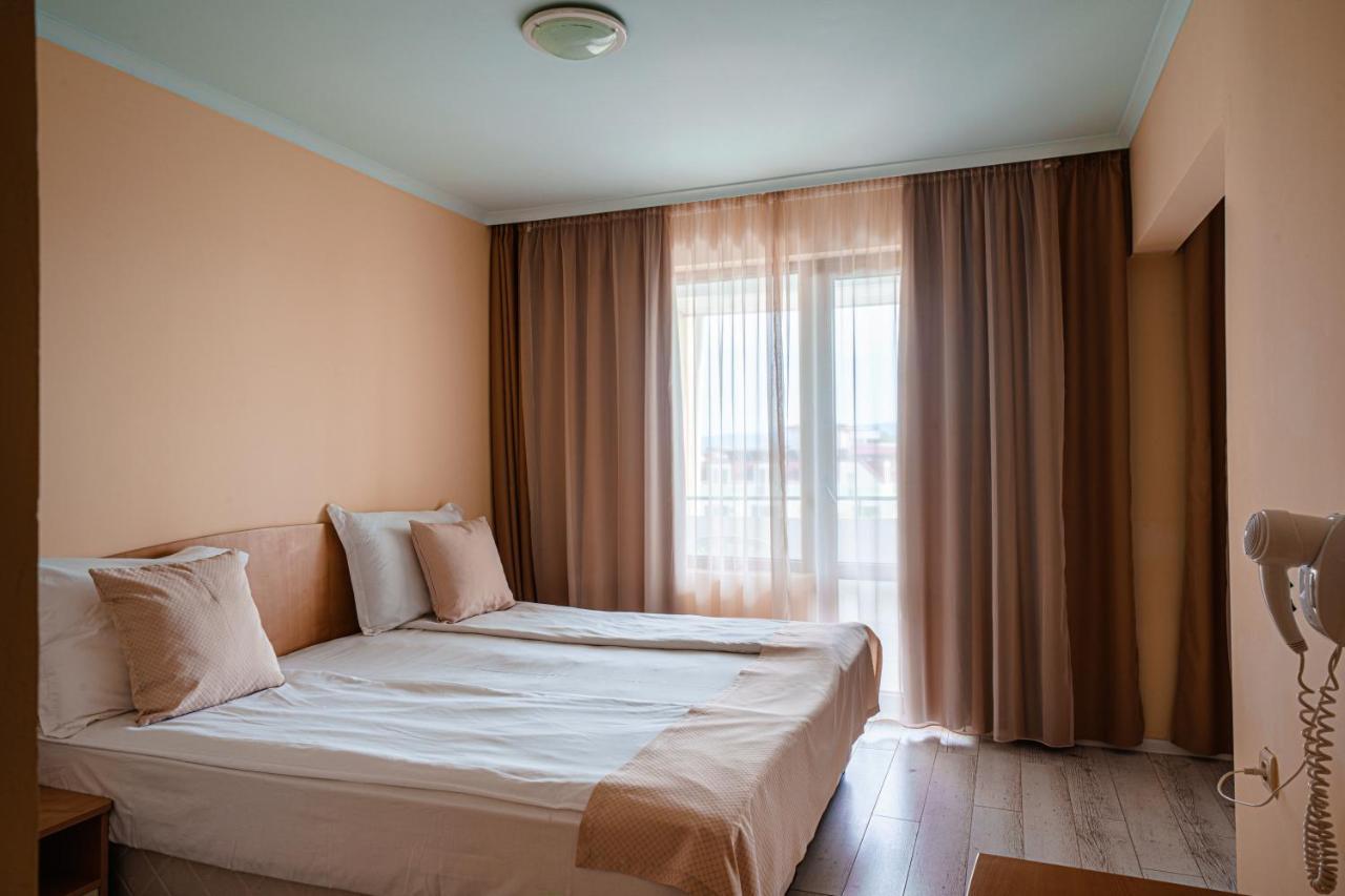 Perla Plaza Hotel Primorsko Bagian luar foto