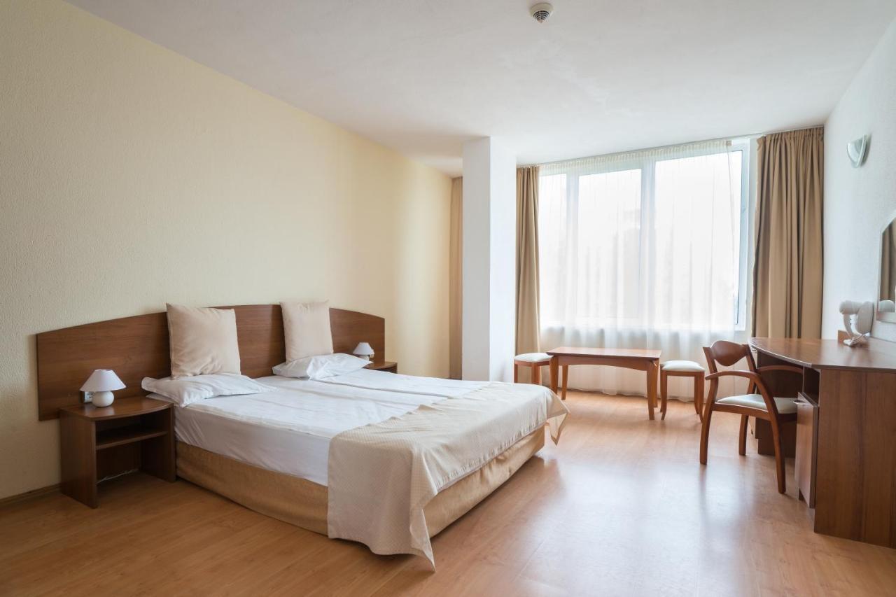 Perla Plaza Hotel Primorsko Bagian luar foto