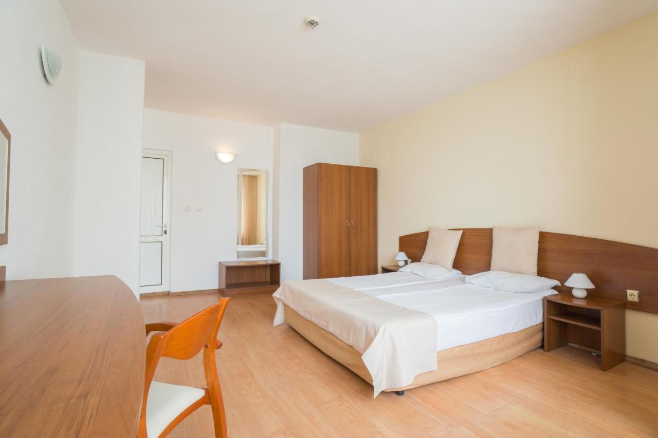 Perla Plaza Hotel Primorsko Bagian luar foto