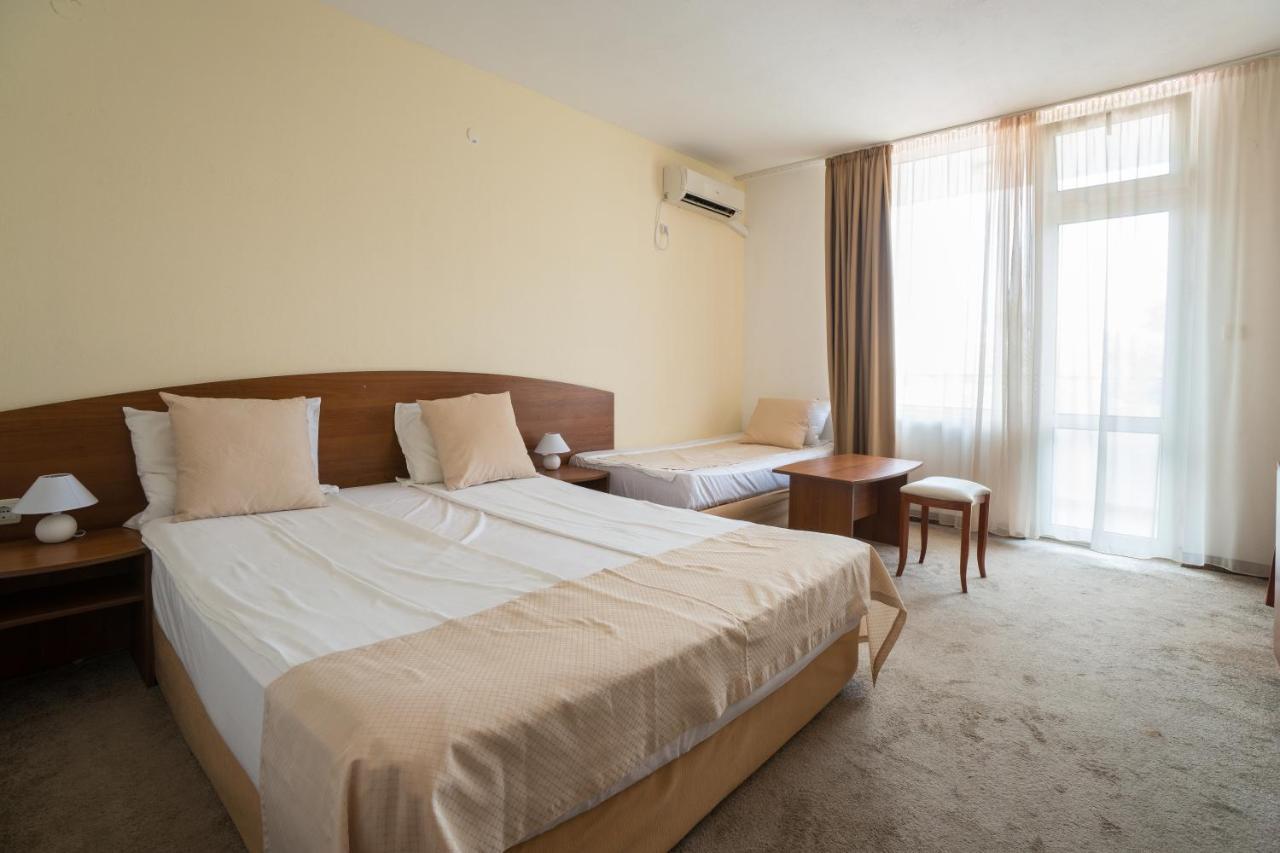 Perla Plaza Hotel Primorsko Bagian luar foto