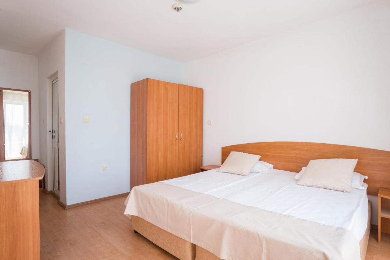 Perla Plaza Hotel Primorsko Bagian luar foto